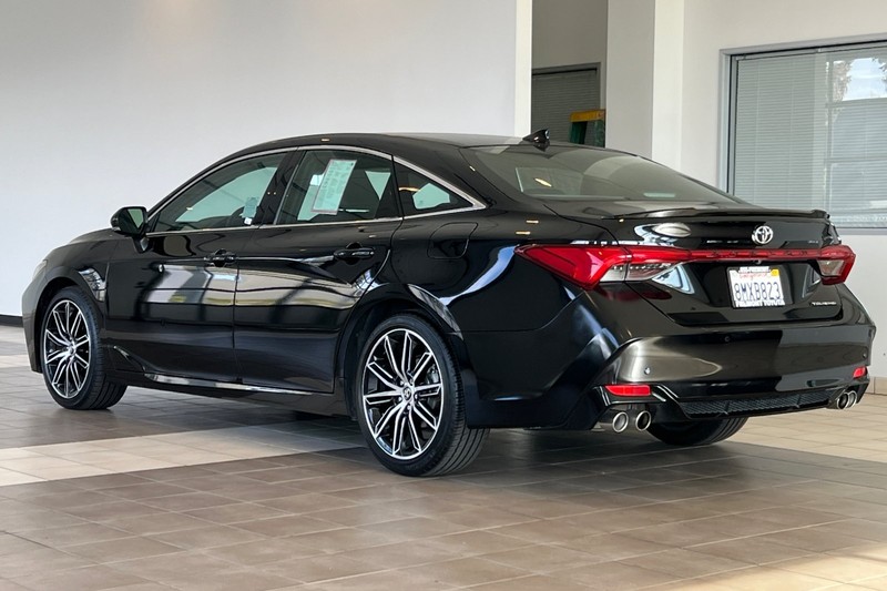 Toyota Avalon Vehicle Full-screen Gallery Image 06