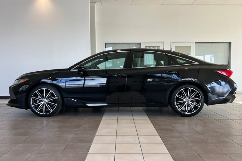 Toyota Avalon Vehicle Full-screen Gallery Image 07