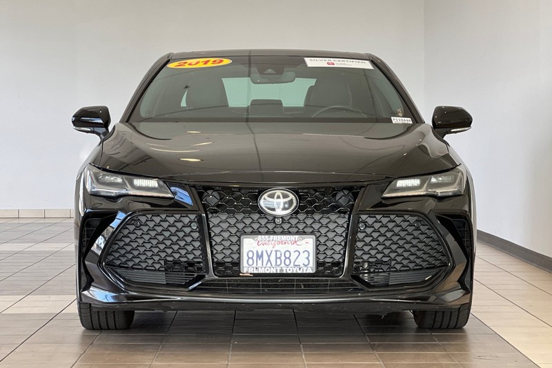 Toyota Avalon Vehicle Full-screen Gallery Image 09