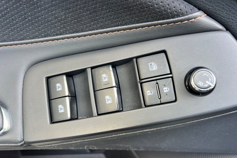 Toyota Avalon Vehicle Full-screen Gallery Image 11