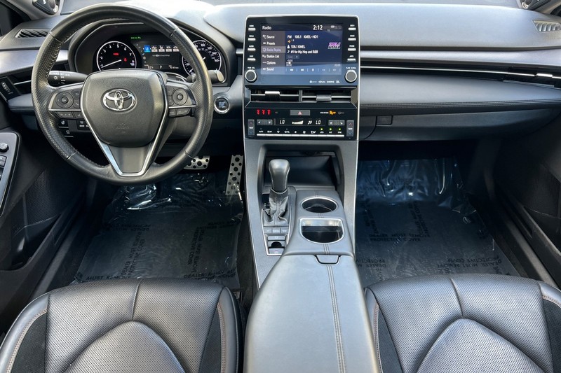 Toyota Avalon Vehicle Full-screen Gallery Image 13