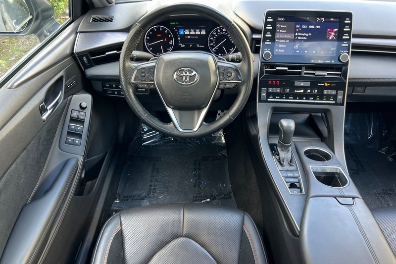 Toyota Avalon Vehicle Full-screen Gallery Image 14