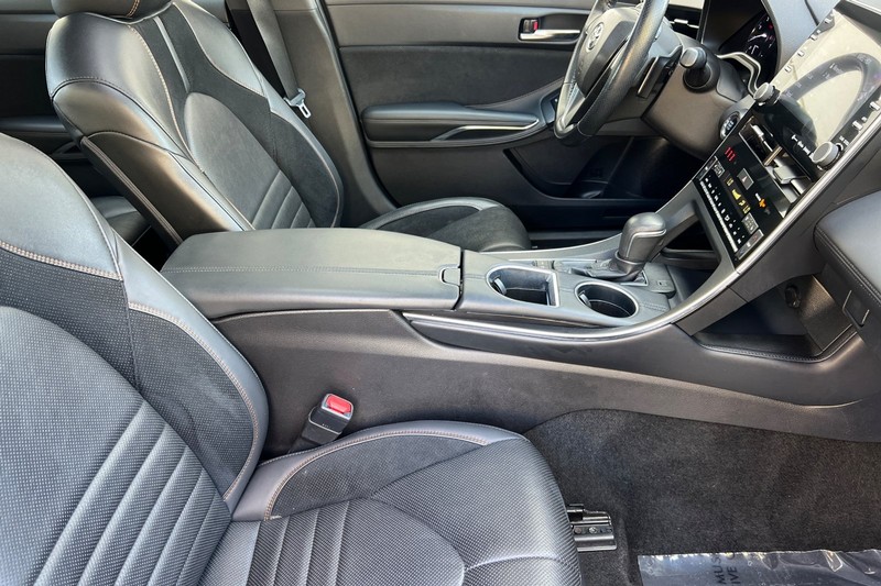 Toyota Avalon Vehicle Full-screen Gallery Image 15