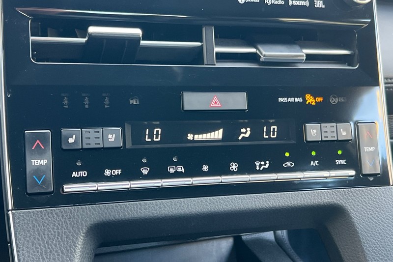 Toyota Avalon Vehicle Full-screen Gallery Image 19