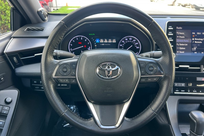 Toyota Avalon Vehicle Full-screen Gallery Image 22