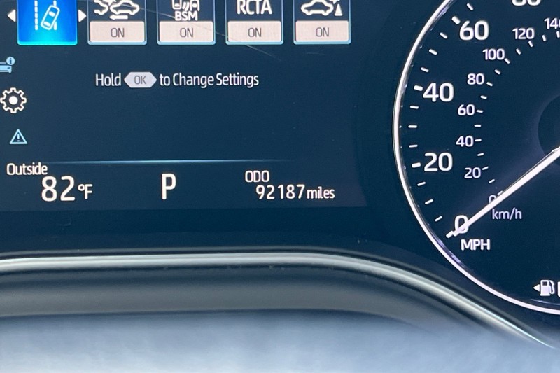 Toyota Avalon Vehicle Full-screen Gallery Image 24