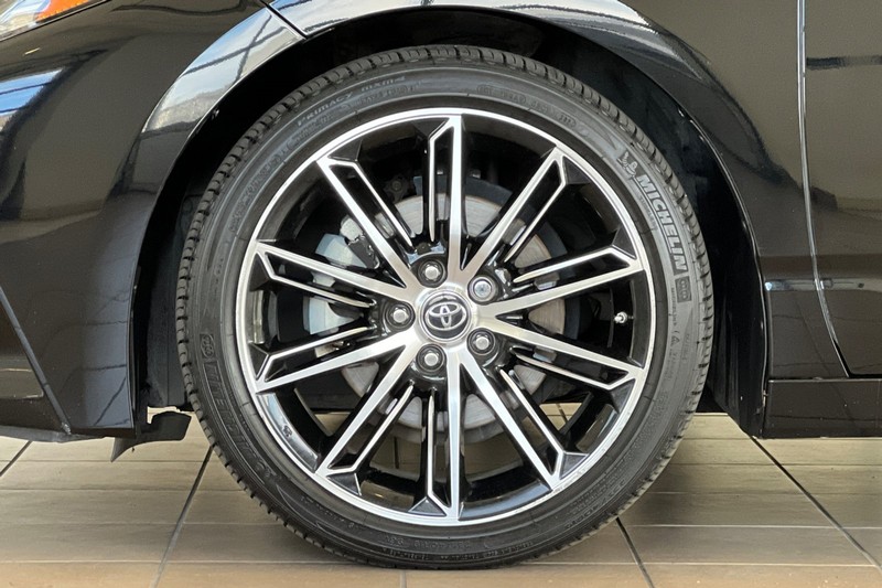 Toyota Avalon Vehicle Full-screen Gallery Image 25