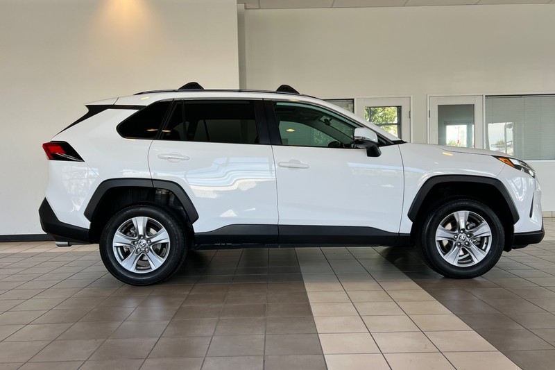 Toyota RAV4 Vehicle Full-screen Gallery Image 03