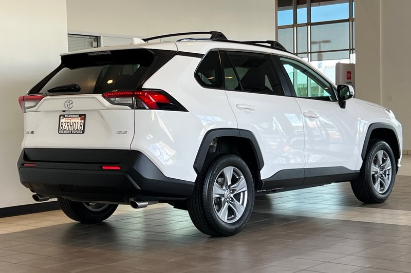 Toyota RAV4 Vehicle Full-screen Gallery Image 04