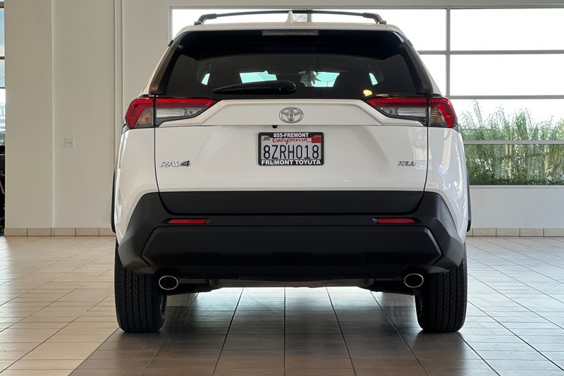 Toyota RAV4 Vehicle Full-screen Gallery Image 05