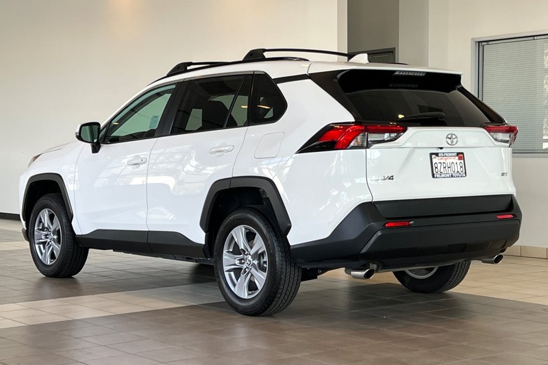 Toyota RAV4 Vehicle Full-screen Gallery Image 06