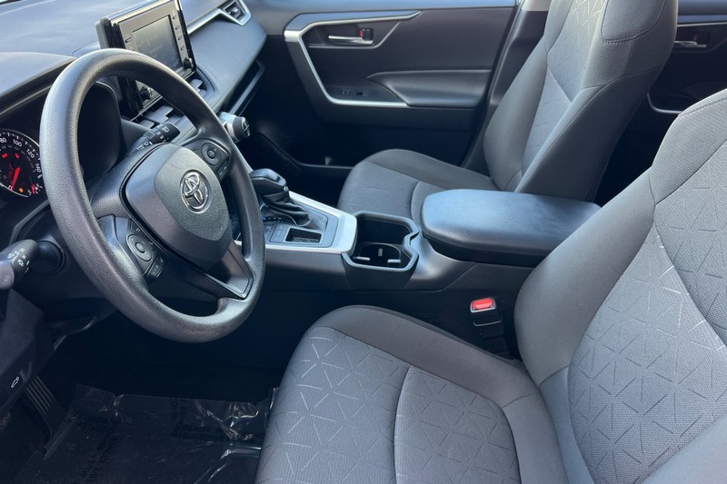 Toyota RAV4 Vehicle Full-screen Gallery Image 10