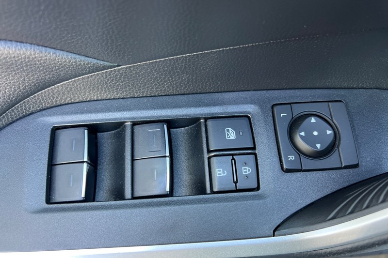 Toyota RAV4 Vehicle Full-screen Gallery Image 11