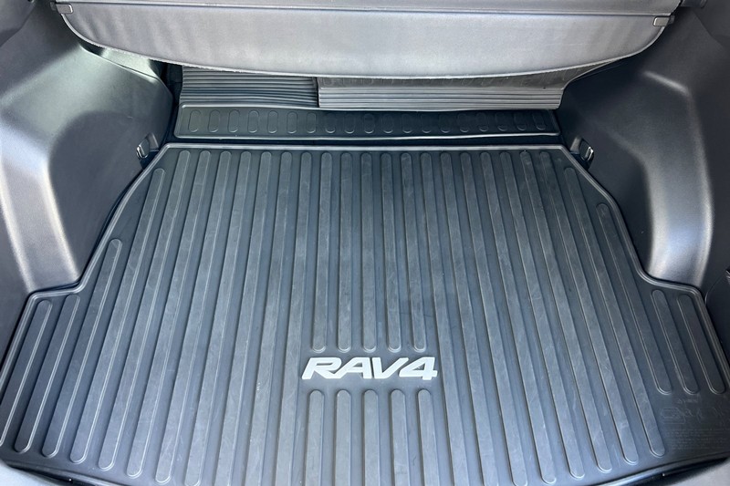 Toyota RAV4 Vehicle Full-screen Gallery Image 15