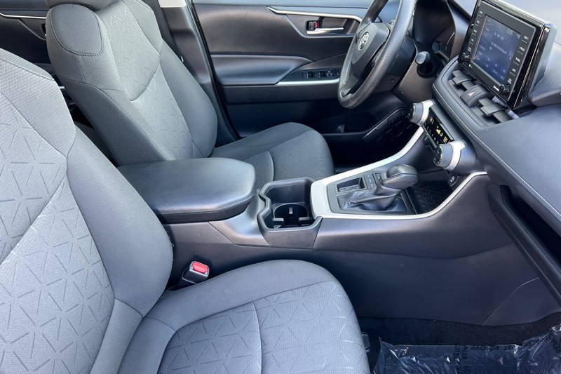 Toyota RAV4 Vehicle Full-screen Gallery Image 16