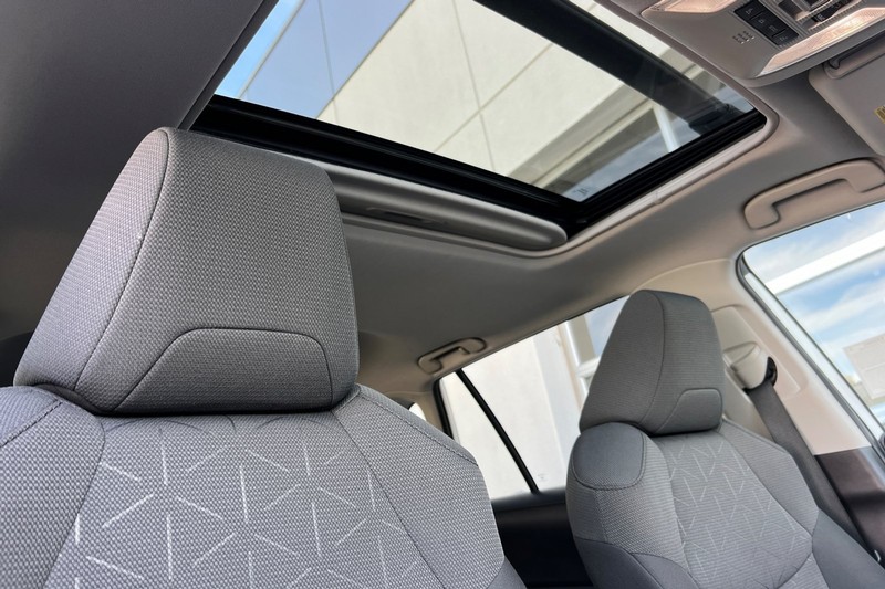 Toyota RAV4 Vehicle Full-screen Gallery Image 17