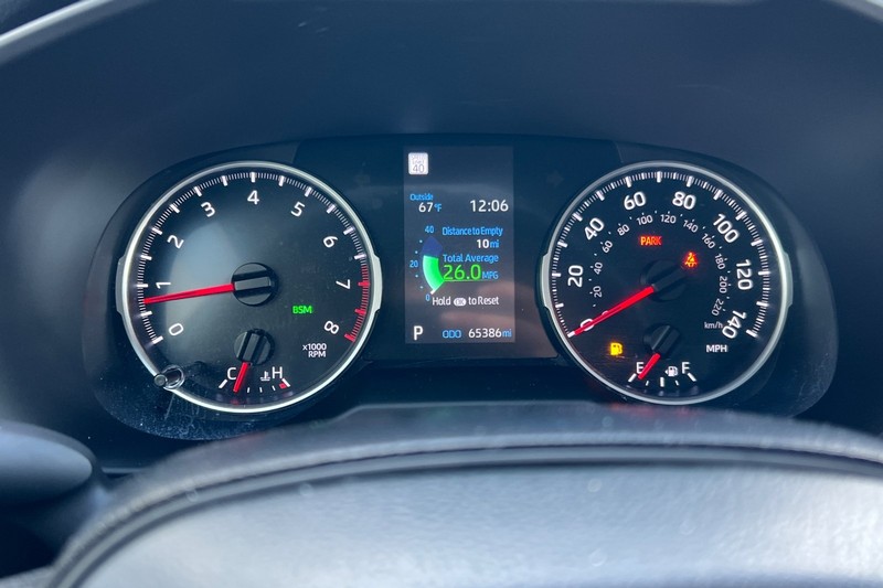 Toyota RAV4 Vehicle Full-screen Gallery Image 24