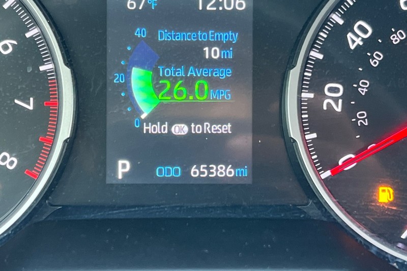 Toyota RAV4 Vehicle Full-screen Gallery Image 25