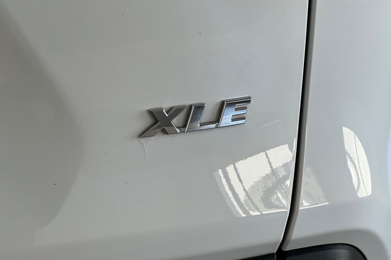 Toyota RAV4 Vehicle Full-screen Gallery Image 27