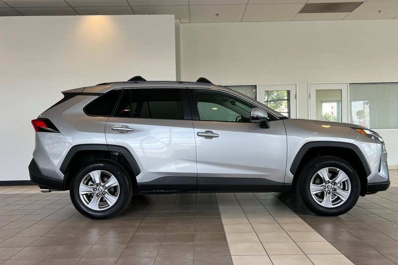 Toyota RAV4 Vehicle Full-screen Gallery Image 03