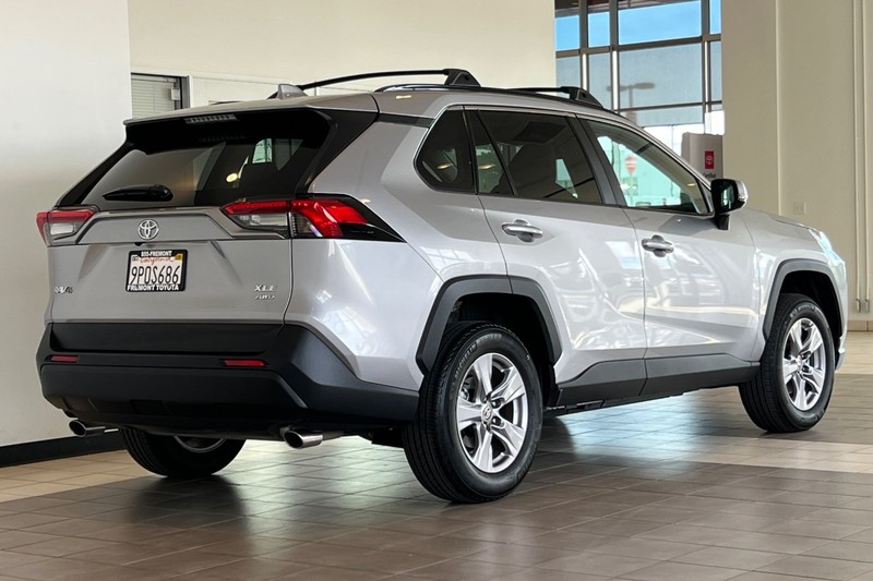 Toyota RAV4 Vehicle Full-screen Gallery Image 04