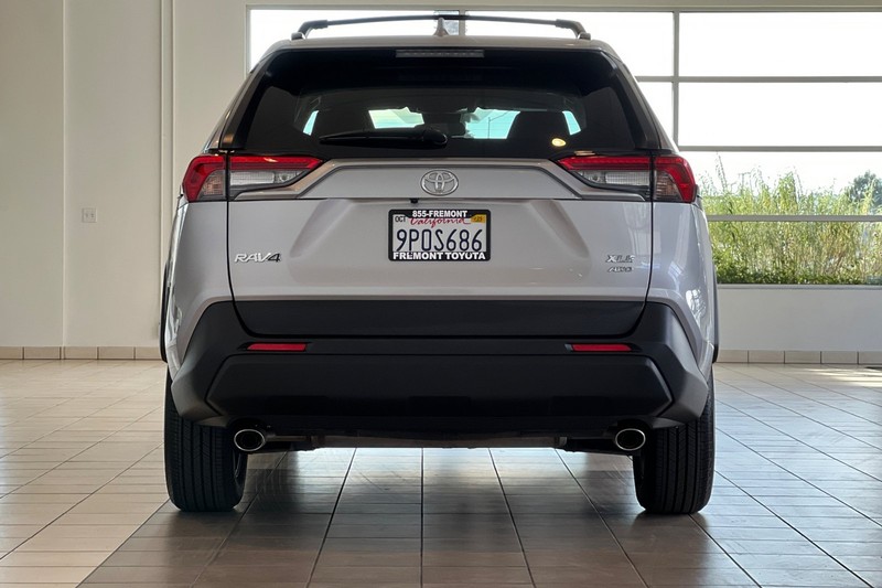 Toyota RAV4 Vehicle Full-screen Gallery Image 05