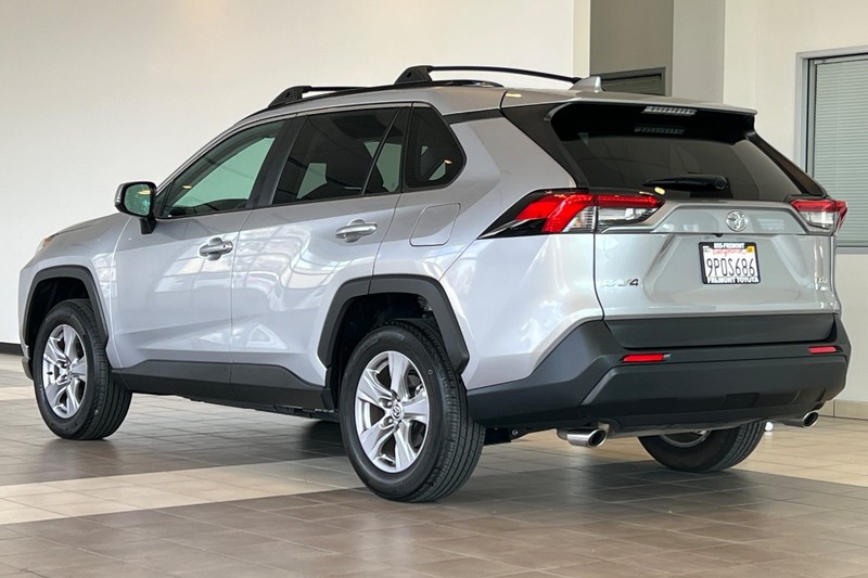 Toyota RAV4 Vehicle Full-screen Gallery Image 06