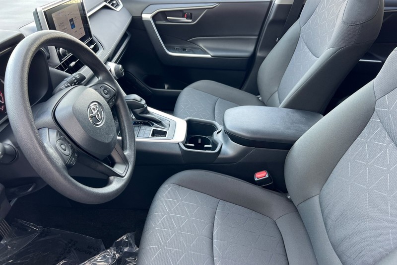 Toyota RAV4 Vehicle Full-screen Gallery Image 10