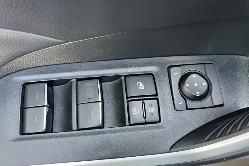 Toyota RAV4 Vehicle Full-screen Gallery Image 11