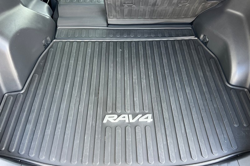 Toyota RAV4 Vehicle Full-screen Gallery Image 15
