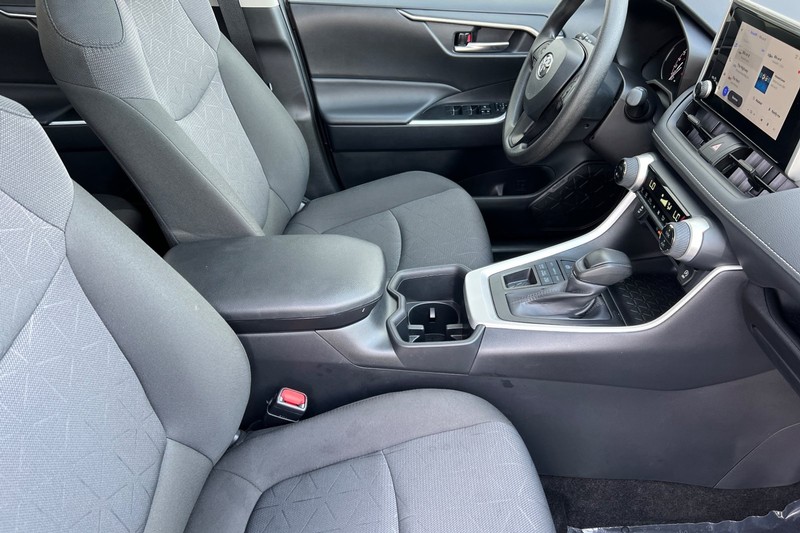 Toyota RAV4 Vehicle Full-screen Gallery Image 16