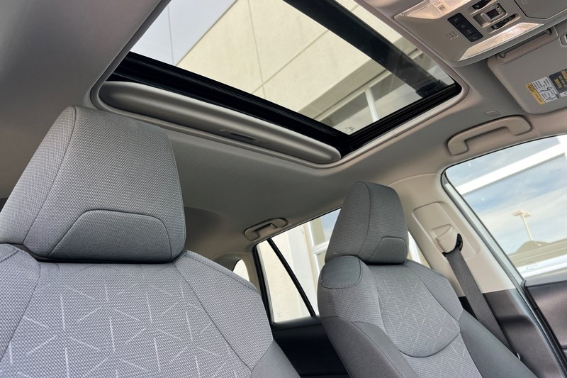 Toyota RAV4 Vehicle Full-screen Gallery Image 17