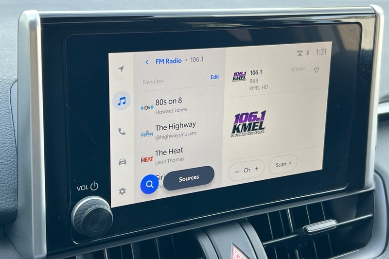 Toyota RAV4 Vehicle Full-screen Gallery Image 18