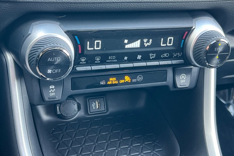 Toyota RAV4 Vehicle Full-screen Gallery Image 20