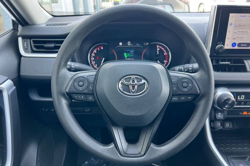 Toyota RAV4 Vehicle Full-screen Gallery Image 23