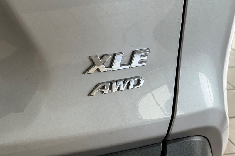 Toyota RAV4 Vehicle Full-screen Gallery Image 27