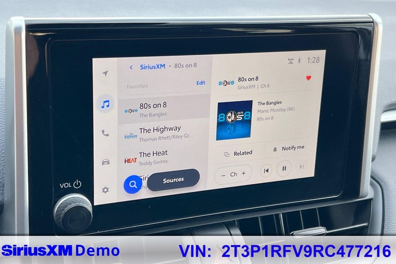 Toyota RAV4 Vehicle Full-screen Gallery Image 28