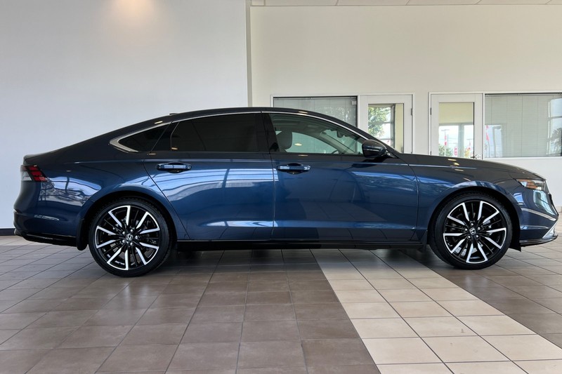 Honda Accord Hybrid Vehicle Full-screen Gallery Image 03