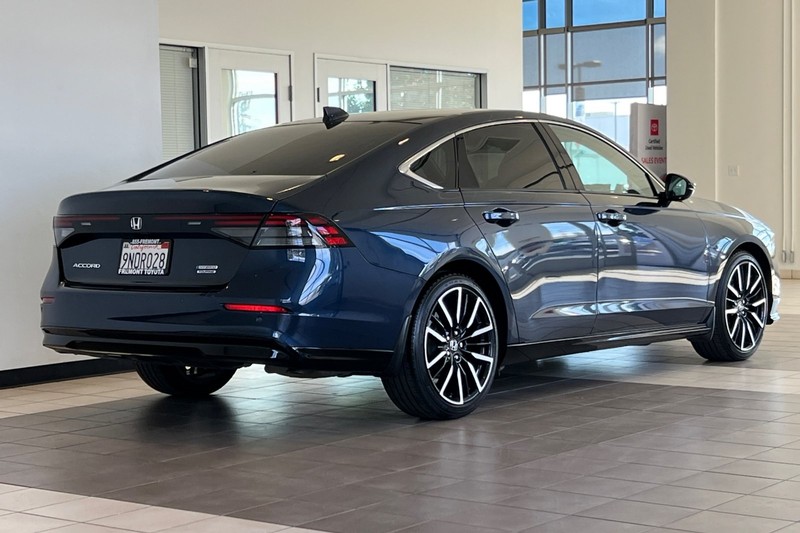 Honda Accord Hybrid Vehicle Full-screen Gallery Image 04