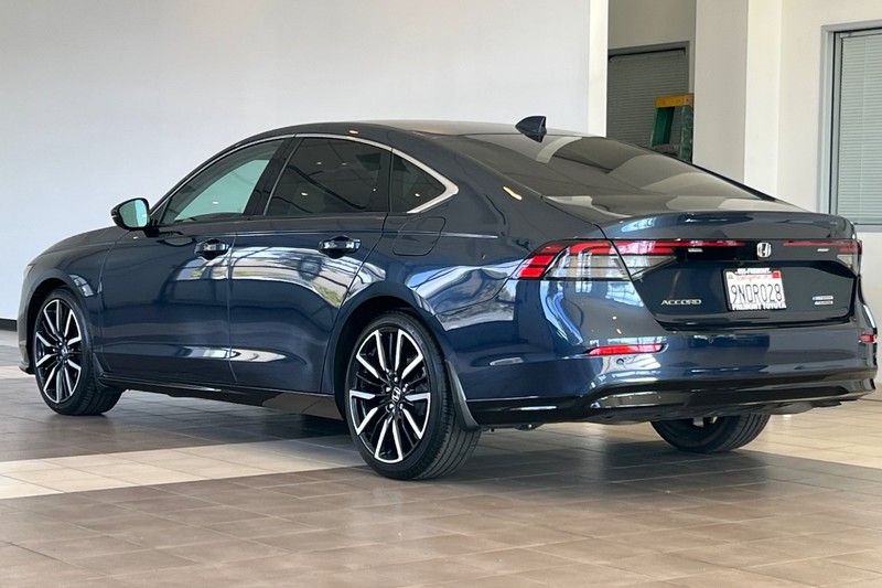 Honda Accord Hybrid Vehicle Full-screen Gallery Image 06