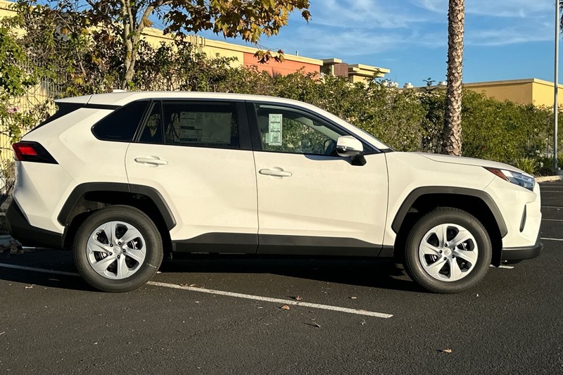 Toyota RAV4 Vehicle Full-screen Gallery Image 04