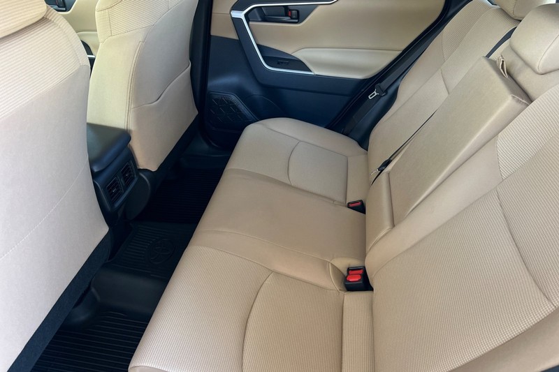 Toyota RAV4 Vehicle Full-screen Gallery Image 10