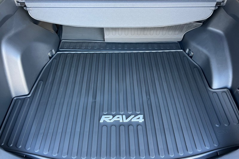 Toyota RAV4 Vehicle Full-screen Gallery Image 13
