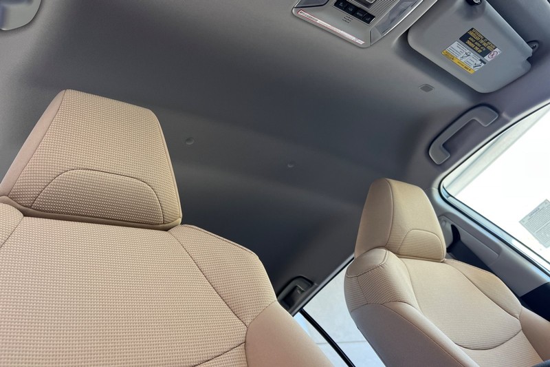 Toyota RAV4 Vehicle Full-screen Gallery Image 15