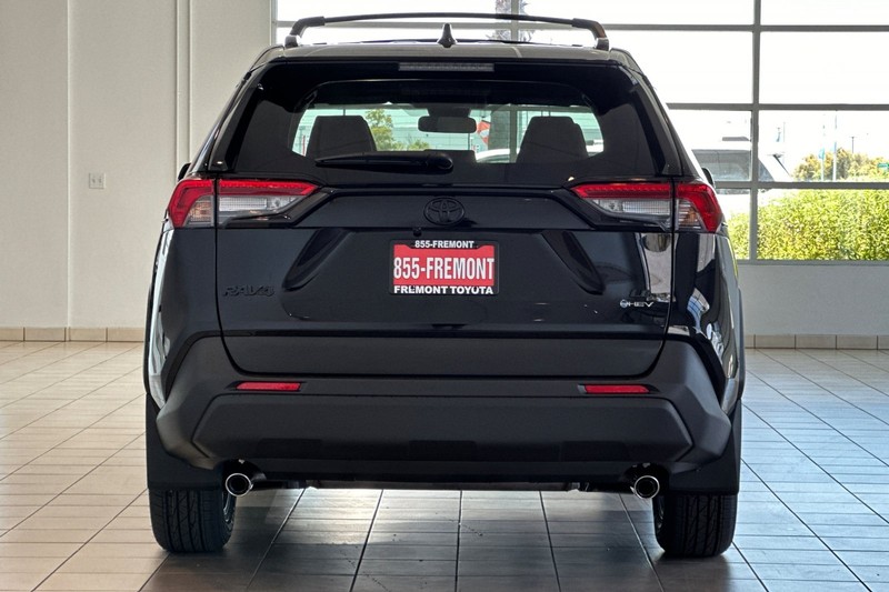 Toyota RAV4 Vehicle Full-screen Gallery Image 06