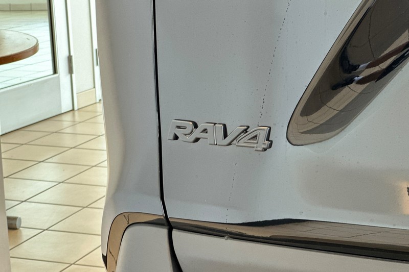 Toyota RAV4 Vehicle Full-screen Gallery Image 07