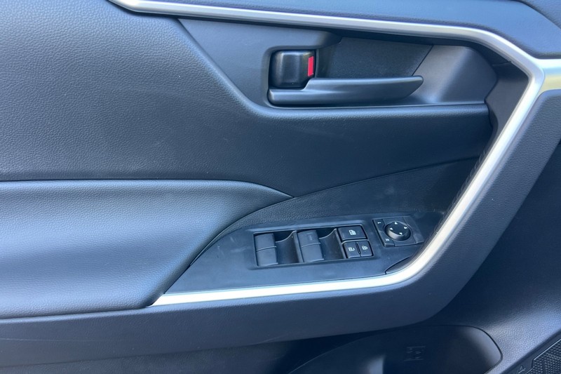 Toyota RAV4 Vehicle Full-screen Gallery Image 09