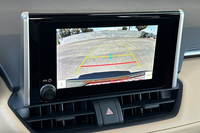 Toyota RAV4 Vehicle Full-screen Gallery Image 17