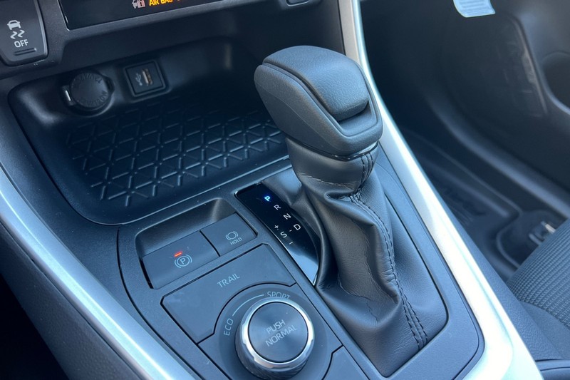 Toyota RAV4 Vehicle Full-screen Gallery Image 19