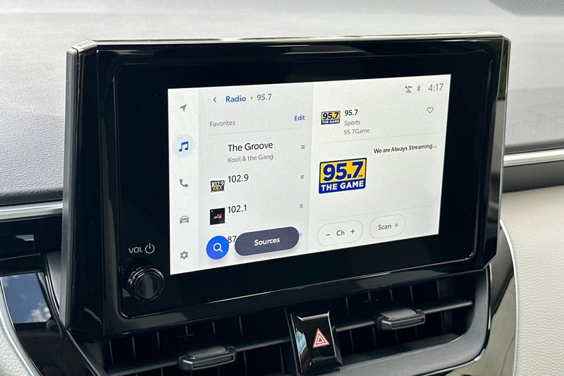 Toyota Corolla Vehicle Full-screen Gallery Image 15